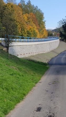 soutěsky - opěrná zeď.jpg